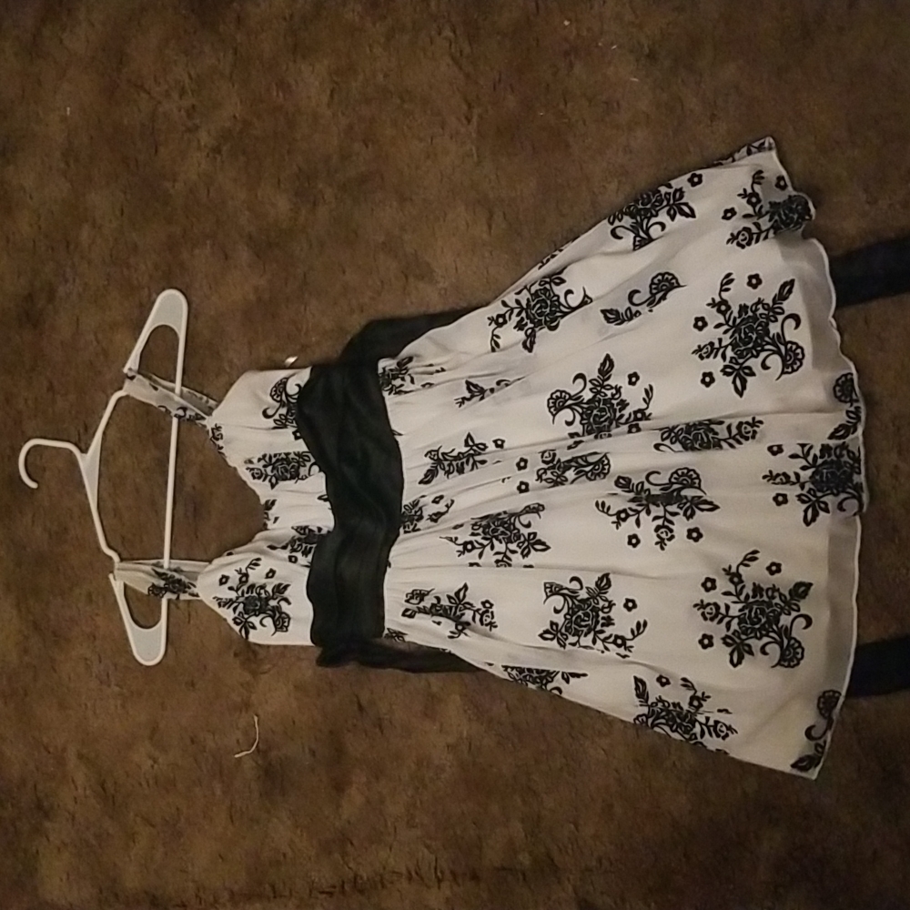 Black and white mini dress sweetheart neckline empire waist trixxi